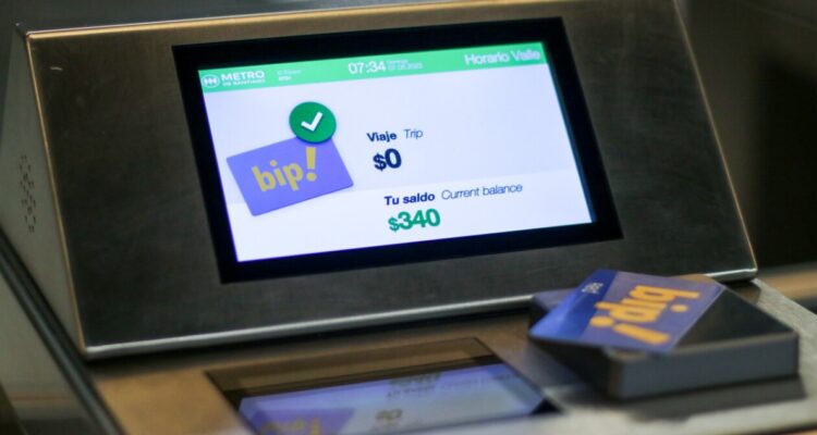 Pasajeros de Metro y Tren Alameda Nos podrían pagar su pasaje con tarjeta de crédito o débito en 2024