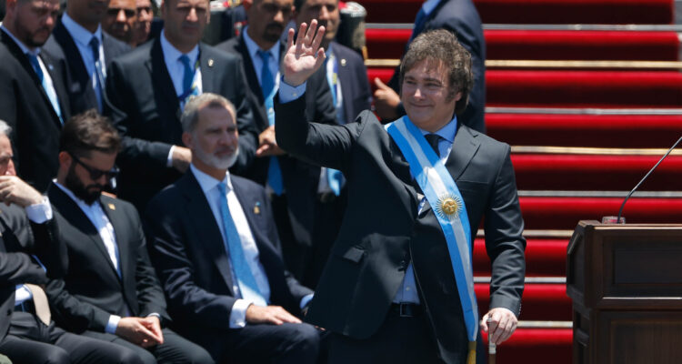 Milei raya cancha a funcionarios públicos argentinos: Militantes de partidos que no aportan, se van