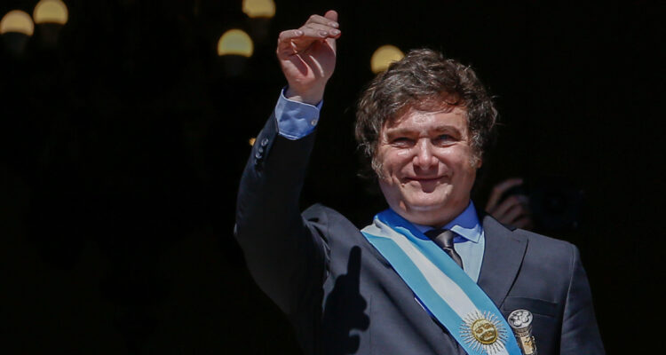 “Dejó de ser delito, nadie te va a perseguir”: Milei le da “chipe libre” al dólar blue en Argentina