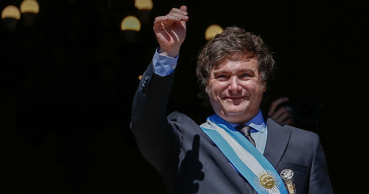 “Dejó de ser delito, nadie te va a perseguir”: Milei le da “chipe libre” al dólar blue en Argentina