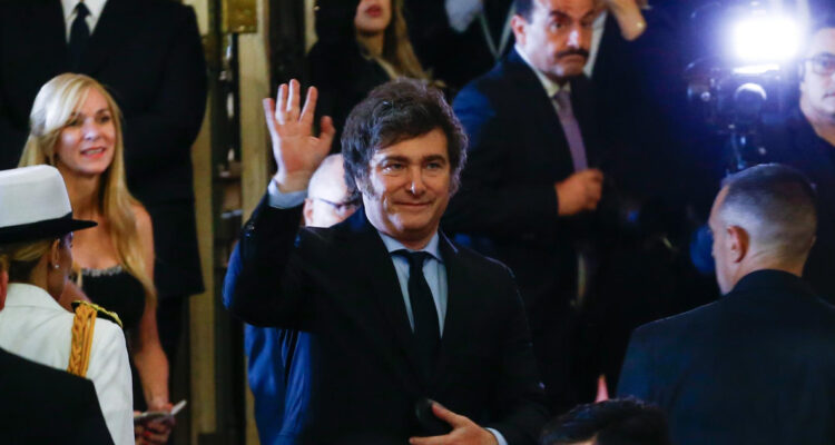 Javier Milei tacha a la oposición de “corruptos” y “sádicos” por críticas a reforma