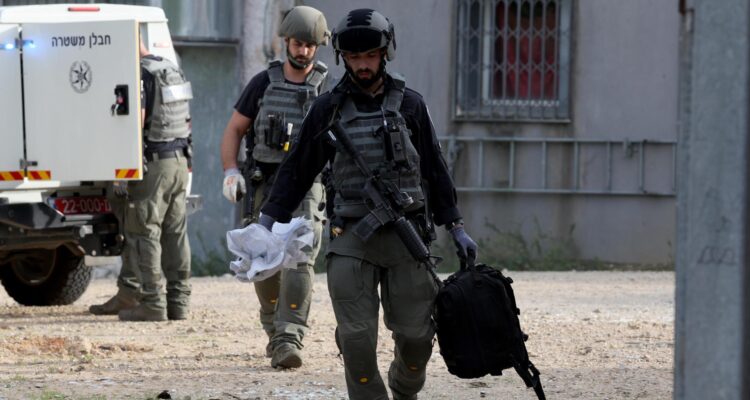 Imagen de contexto de militares israelíes inspeccionando una sinagoga dañada en Sderot, sur de Israel
