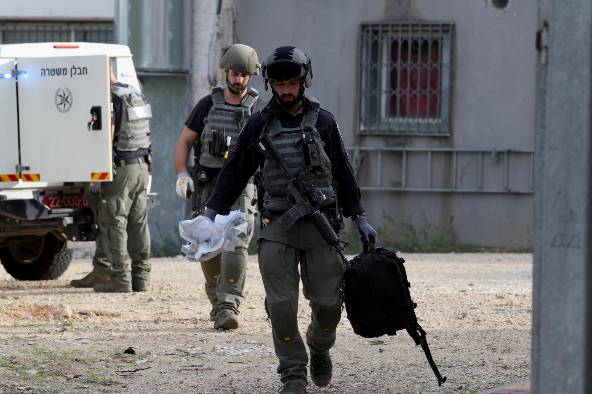 Imagen de contexto de militares israelíes inspeccionando una sinagoga dañada en Sderot, sur de Israel