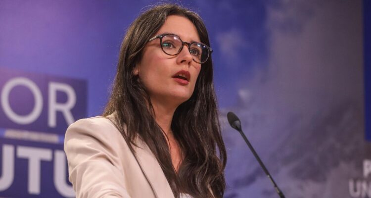 “Es confundir”: Vallejo acusa que oposición intenta involucrar al Gobierno en campaña del plebiscito