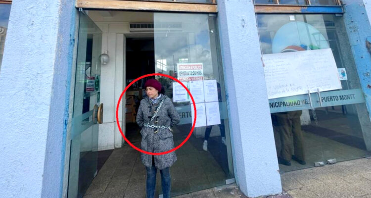mujer-se-encadeno-frente-a-la-municipalidad-de-puerto-montt