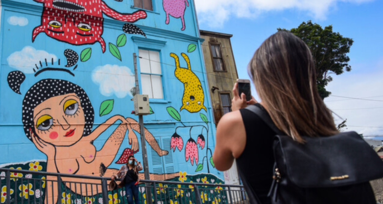 Mural pintado por Mon Laferte en Valparaíso antes de ser vandalizado