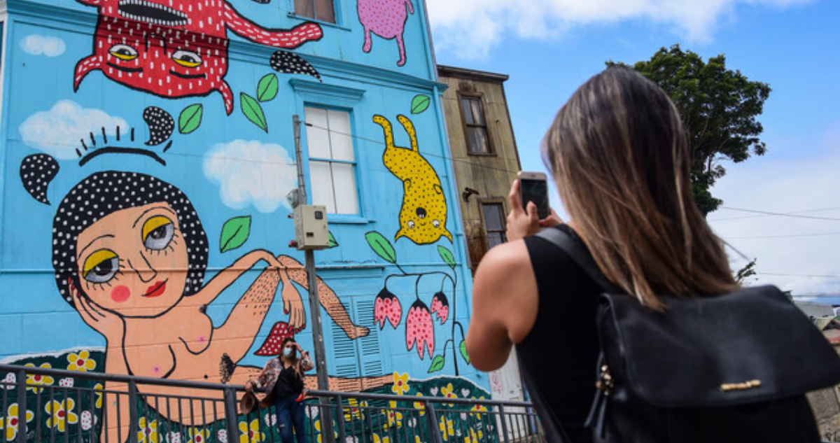 Mural pintado por Mon Laferte en Valparaíso antes de ser vandalizado