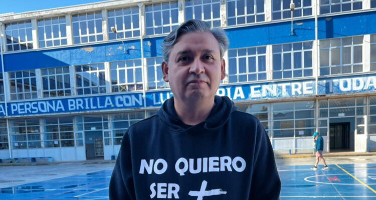 “No quiero ser más…”: vocal de mesa viste polerón con silencioso reclamo en Tomé