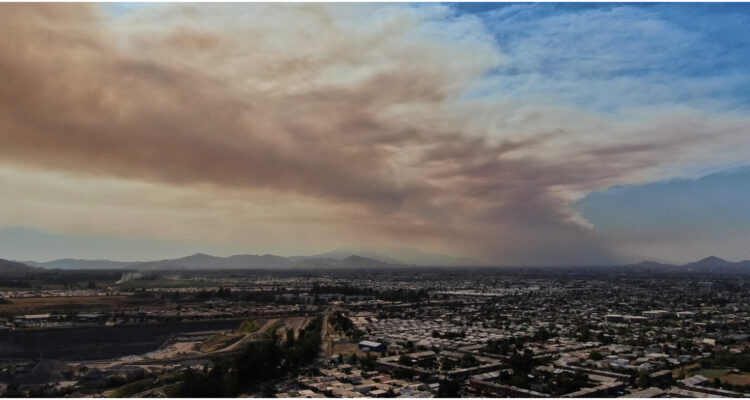 Nube de humo cubre Santiago tras incendio en Quilpué