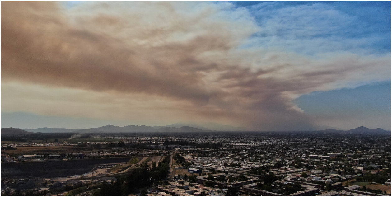 Nube de humo cubre Santiago tras incendio en Quilpué