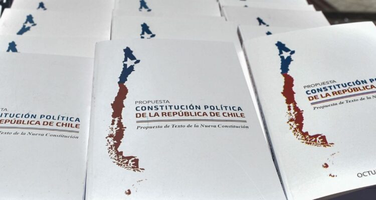Más de la mitad de los encuestados de Ipsos dice estar de acuerdo en iniciar un nuevo proceso constitucional en unos años más si gana el En Contra.