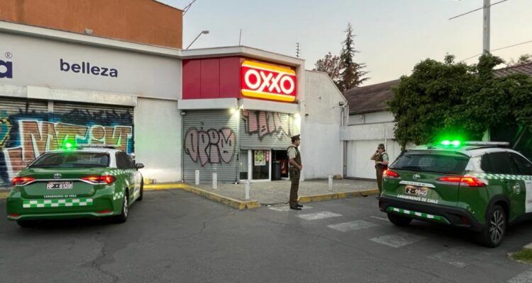 Millonario robo afecta a local Oxxo en Ñuñoa: delincuentes se llevaron comida, cigarrillos y alcohol