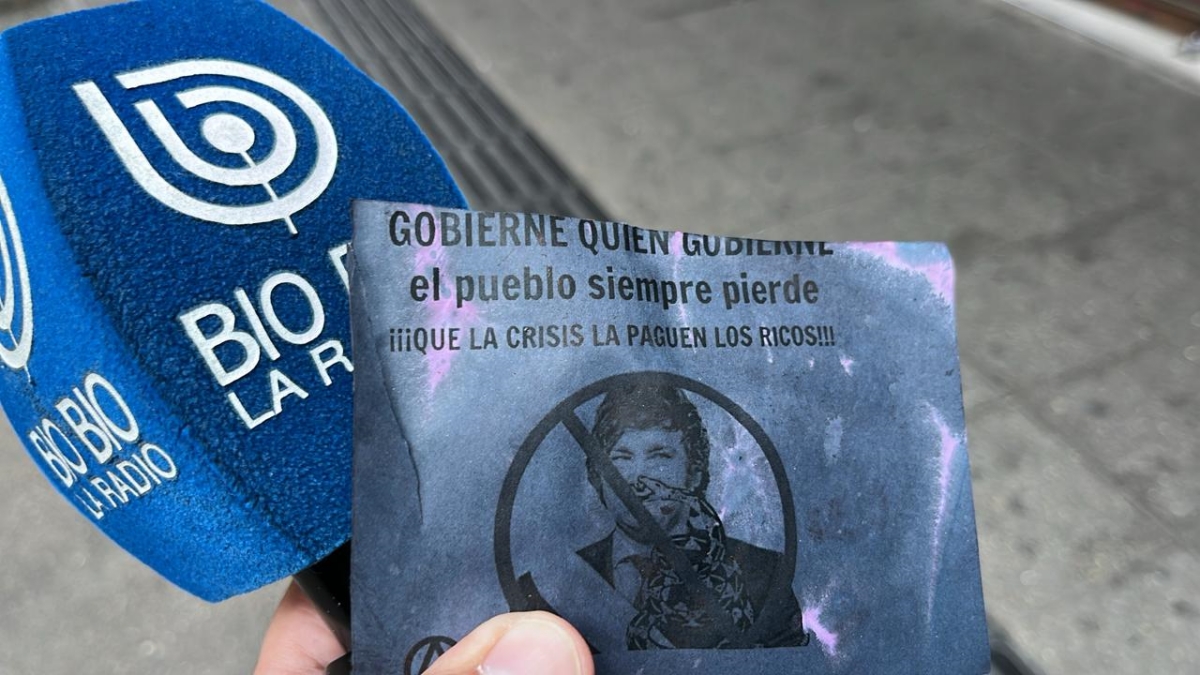 "Fuera Milei": atacan Embajada de Argentina y dejan mensajes para el nuevo presidente
