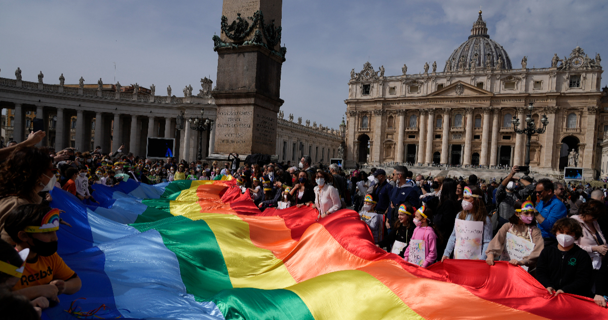 Papa Francisco cambia radicalmente las normas: sacerdotes podrán bendecir a parejas homosexuales