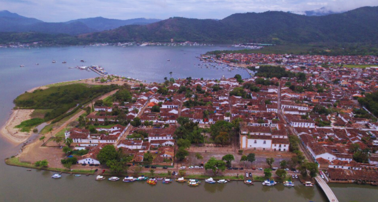 Imagen aérea y panorámica de Paraty, una ciudad del Estado de Río de Janeiro que se alza como un atractivo destino para turistas chilenos