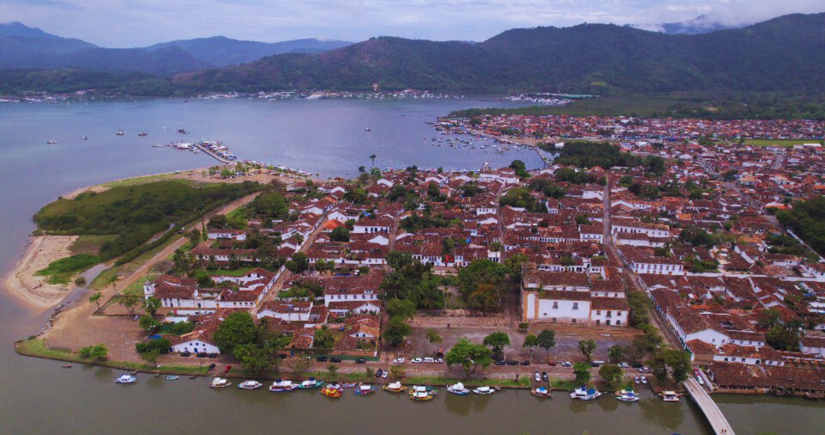 Imagen aérea y panorámica de Paraty, una ciudad del Estado de Río de Janeiro que se alza como un atractivo destino para turistas chilenos