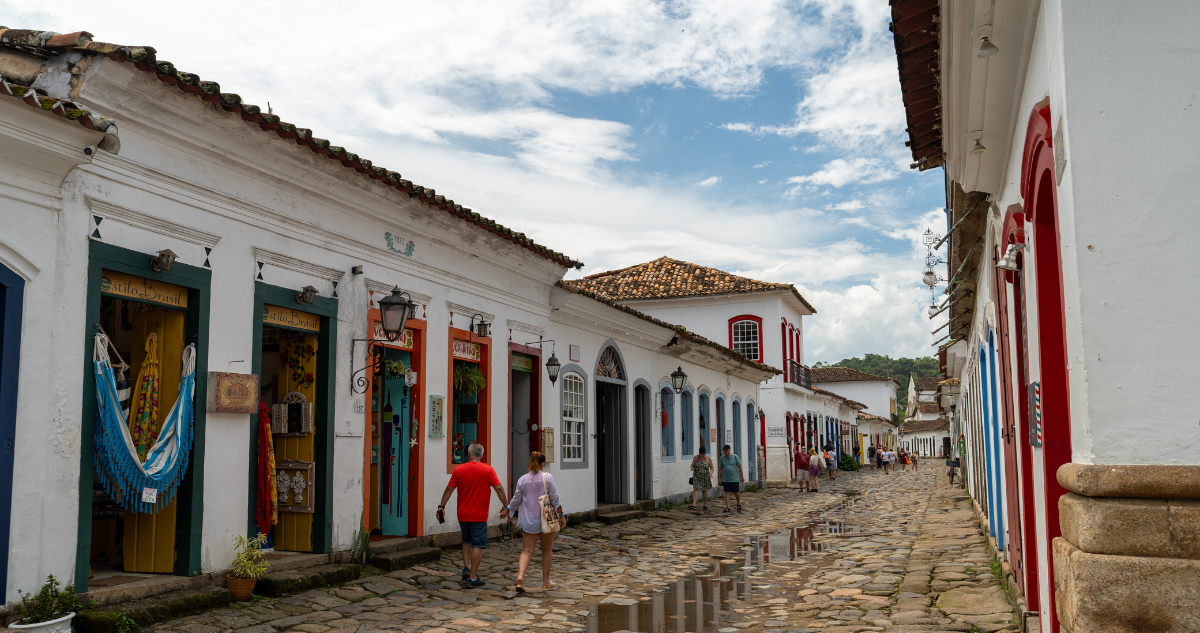 Imagen de una de las calles del centro histórico de Paraty, una ciudad estilo colonial del Estado de Río de Janeiro en Brasil. 