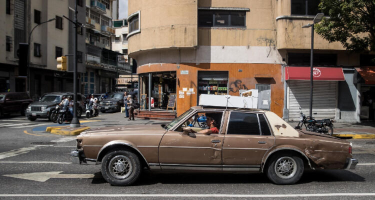 Un hombre conduce un vehículo en mal estado el 22 de noviembre de 2023, en Caracas (Venezuela)