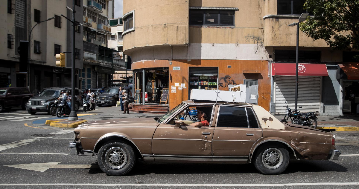 Un hombre conduce un vehículo en mal estado el 22 de noviembre de 2023, en Caracas (Venezuela)