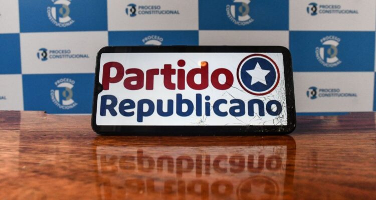 Discusión en WhatsApp revela tenso ambiente en Partido Republicano a días del plebiscito constituyente
