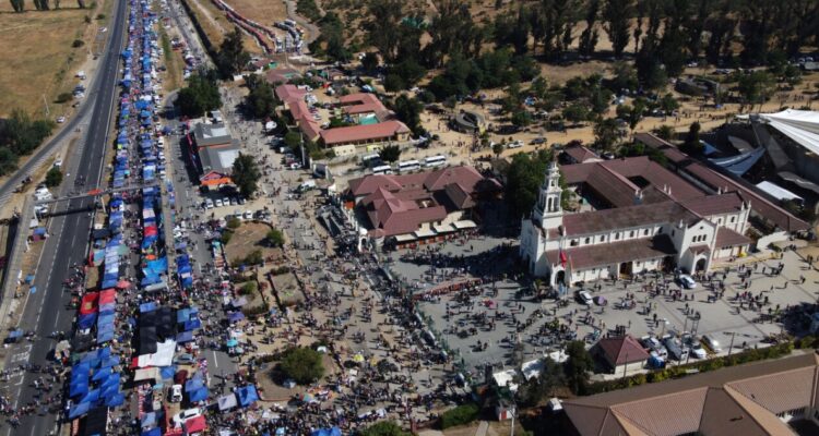 Diversas medidas se implementarán desde hoy en las carreteras para salir de Santiago, ante el nuevo fin de semana largo. La más importante será el corte de la Ruta 68 por la peregrinación a Lo Vásquez.