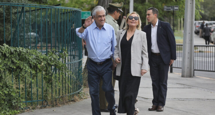 Piñera votó en Las Condes y llamó a ciudadanía a votar “para sacar a Chile del pantano en el que está”