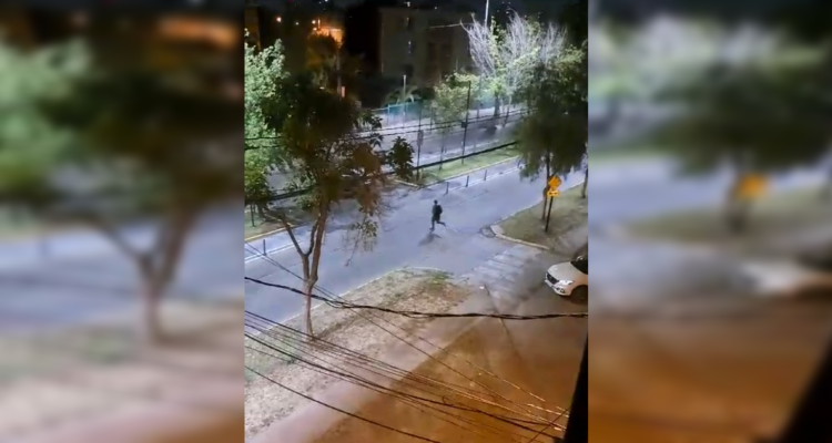 Graban violento portonazo en Ñuñoa: dispararon contra padre que esperaba su hijo