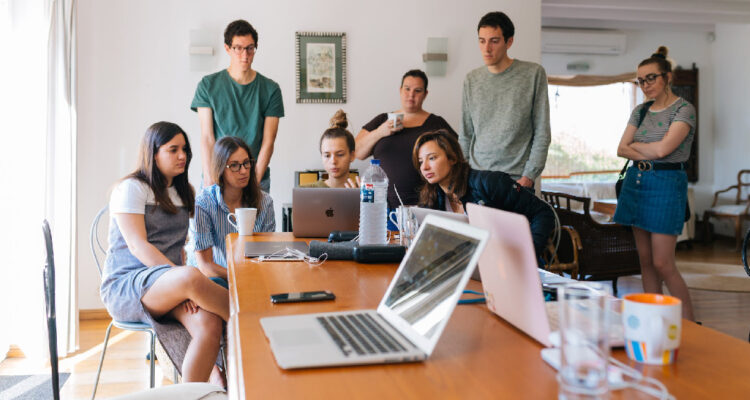 Grupo de jóvenes en reunión de trabajo