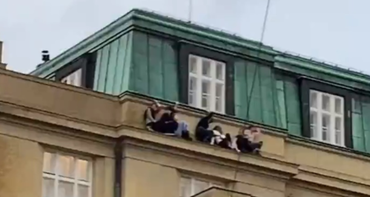 Estudiantes escondiéndose en Praga