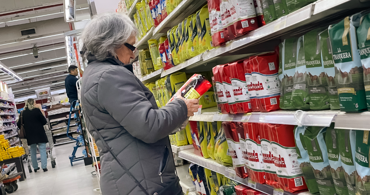 ¿Fin de turismo de compras para chilenos? Lo que pasará con precios en Argentina tras medidas de Milei