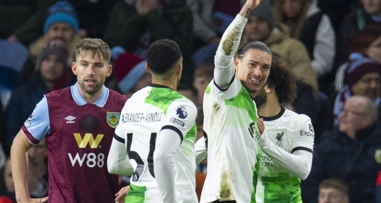 Liverpool venció al Burnley y es nuevo líder de la Premier League.