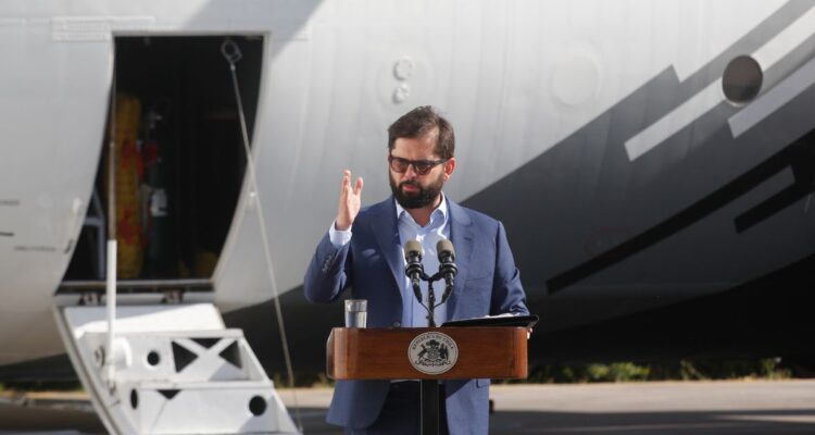 “Estos son hechos, no palabras”: Boric presenta nuevo avión para el combate de incendios forestales