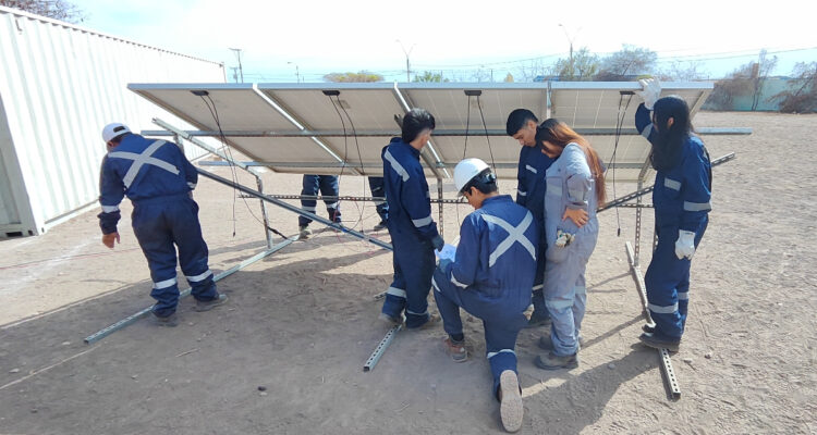 Proyecto de la U. de Antofagasta capacitó a vecinos de Taltal en desarrollo y equipos de energía solar