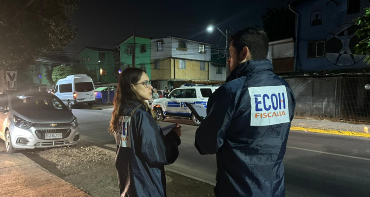 Sitio del suceso de un homicidio ocurrido en Quilicura. Dos funcionarios de fiscalía en la imagen.