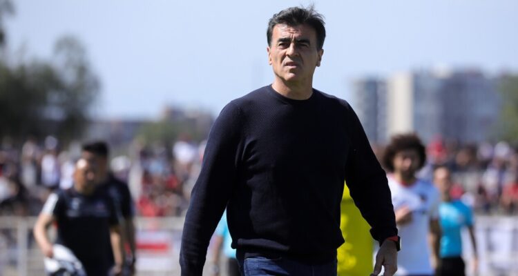 Gustavo Quinteros no llegará a Racing de Argentina.