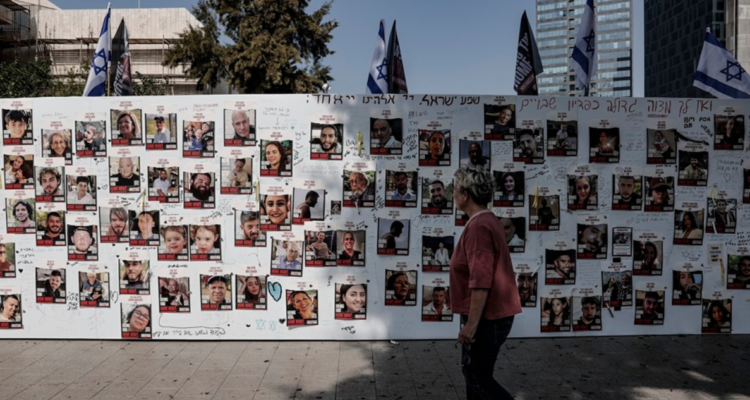 Fotografías de rehenes israelíes en un mural en Tel Aviv