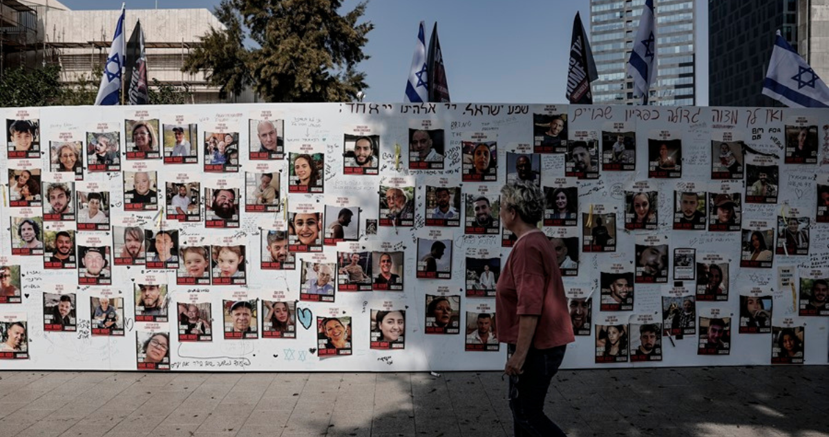 Fotografías de rehenes israelíes en un mural en Tel Aviv