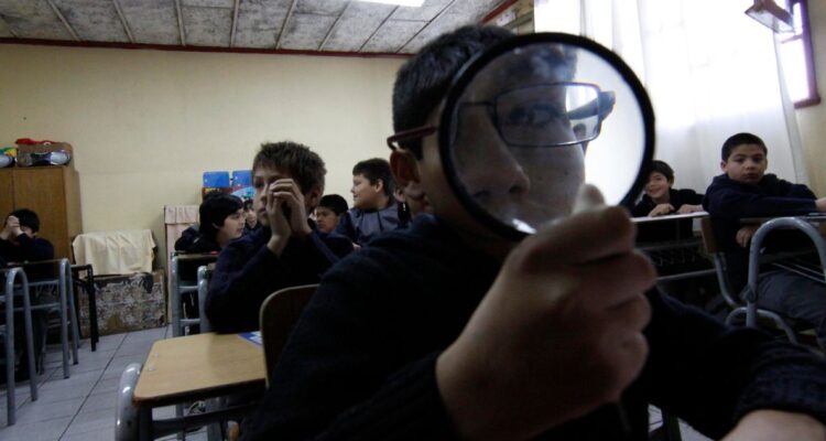 Revisa los resultados de las pruebas de ciencia, matemáticas y lectura según el informe PISA y los países con mejor o peor puntaje respecto a la OCDE.