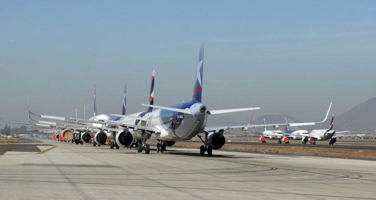 Retoman operaciones en aeropuerto de Santiago tras suspensión por masiva presencia de aves