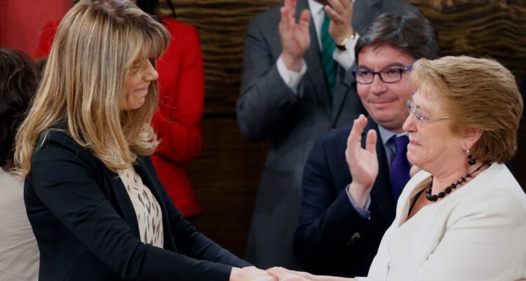 “Insolencia”: las críticas a Ximena Rincón por decir que Bachelet “o entendió algo distinto o miente”