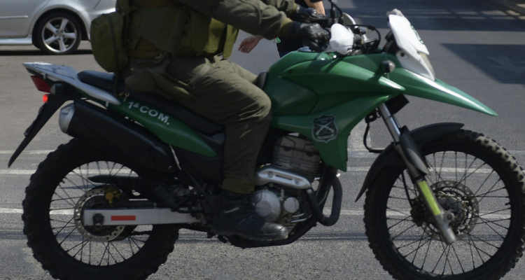 Detienen a dos carabineros por robo contra hombre al que fiscalizaron en Estación Central