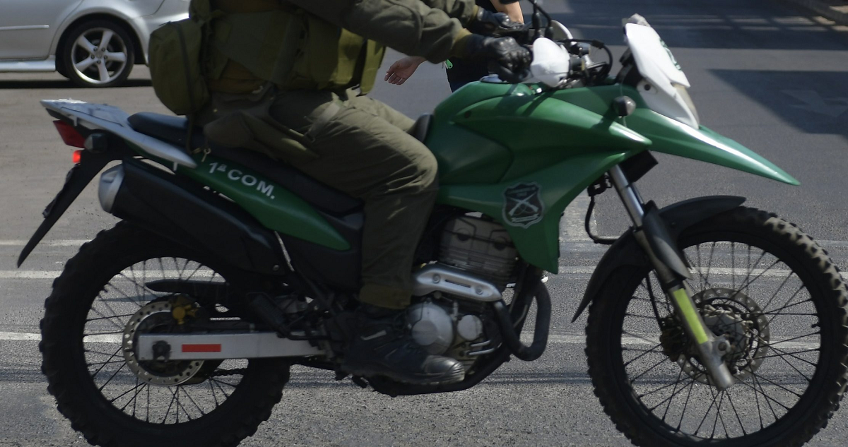Detienen a dos carabineros por robo contra hombre al que fiscalizaron en Estación Central