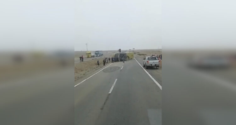 Bus con pasajeros volcó a un costado de la Ruta 5 Norte a la altura de Copiapó