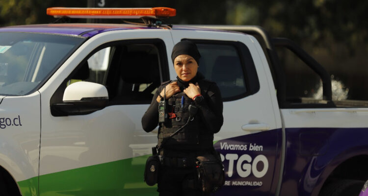 Santiago presenta dispositivo que detecta vehículos robados mientras circulan por las calles