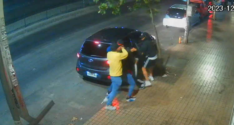 Nuevo video de secuestro en Santiago revela participación de peatones en el rapto