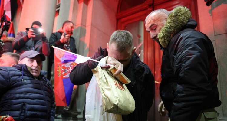 Protestas en Serbias, exigiendo repetir las elecciones.