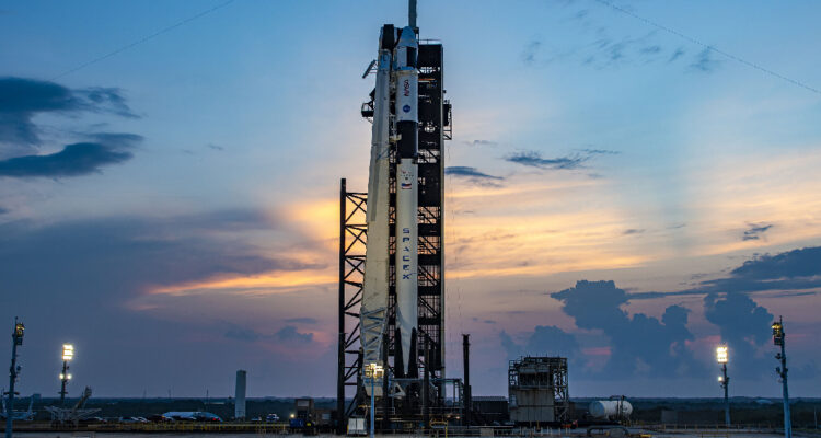 Cohete Falcon 7 montando una cápsula Crew Dragon de Space X