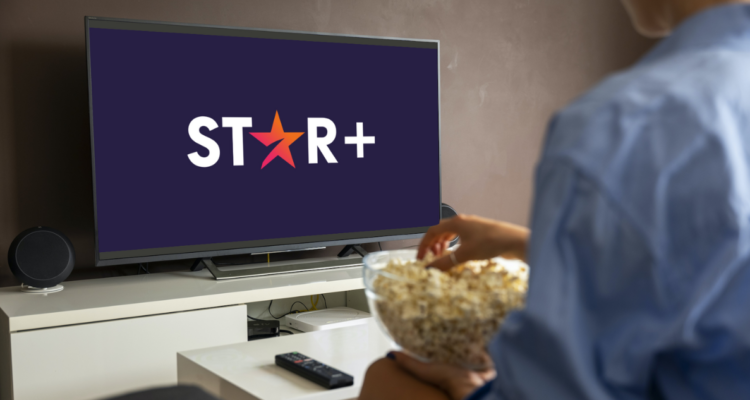 Persona viendo la televisión con logo de Star+