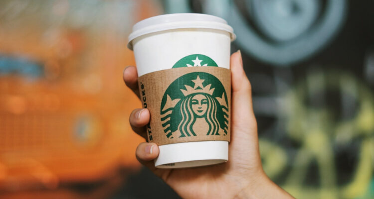 Starbucks regala café a todos los votantes este domingo: vocales podrán ir hasta el lunes