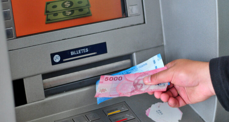 Reportan que sueldos de chilenos anotaron octavo aumento consecutivo ante contención de la inflación